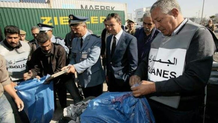 جمارك ميناء طنجة المتوسط تستعيد أختامها من المهنيين لتفادي التلاعب بها