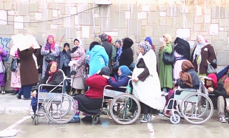 صادم.. مئات النساء يقضين لياليهن تحت المطر ووسط البرد القارس بباب سبتة + فيديو