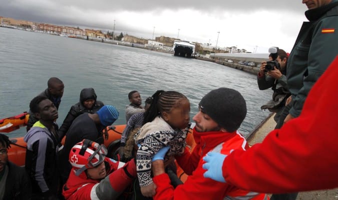 La guardia costera marroquí salva a 53 subsaharianos tras naufragar su patera