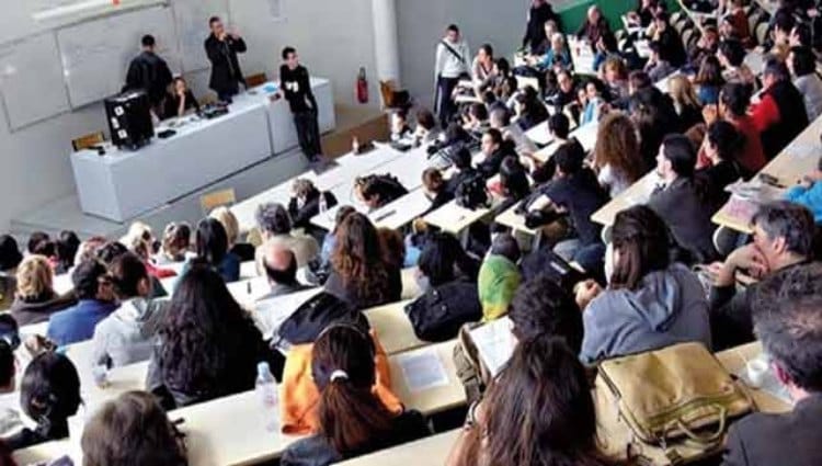 مؤسسات جامعية تتراجع عن فرض جواز التلقيح على الطلبة