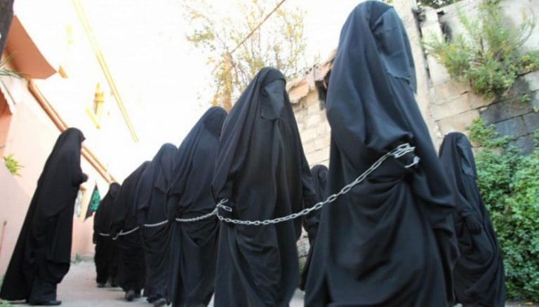 مغربي يروي تفاصيل هروب زوجته بأطفاله إلى أحضان “داعش”