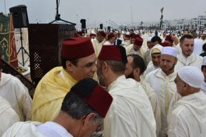 حشود غفيرة من المصلين يؤدون صلاة العيد بساحة كورنيش المضيق 4 IMG 20180615 WA0091