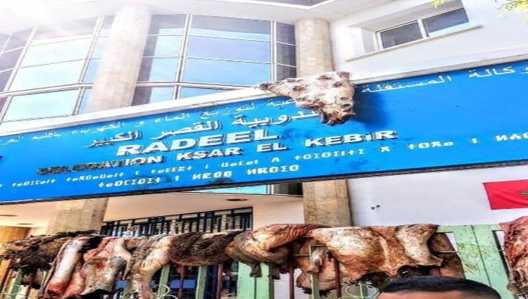 مدينة القصر الكبير دون ماء يوم العيد والمواطنون يحتجون بهذه الطريقة 14 مدينة القصر الكبير دون ماء يوم العيد والمواطنون يحتجون بهذه الطريقة