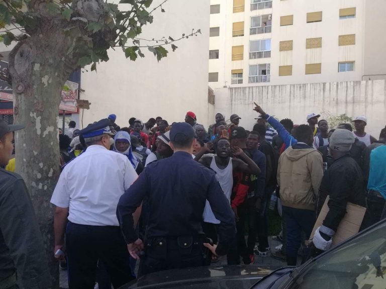 استنفار أمني بطنجة إثر احتجاج مهاجرين أفارقة على ترحيلهم