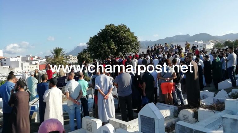 هكذا تم دفن شهيدة الهجرة السرية"حياة بلقاسم" (الصور) 7 هكذا تم دفن شهيدة الهجرة السرية”حياة بلقاسم” (الصور)