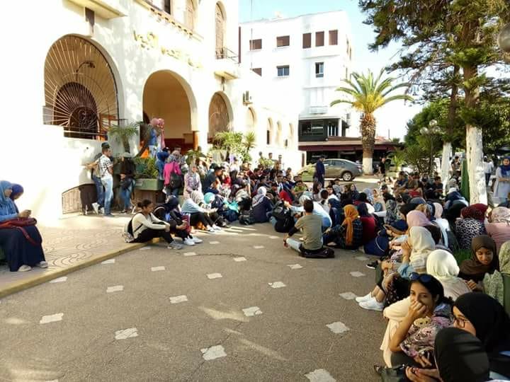طلبة القصر الكبير ينتفضون ضد انعدام النقل