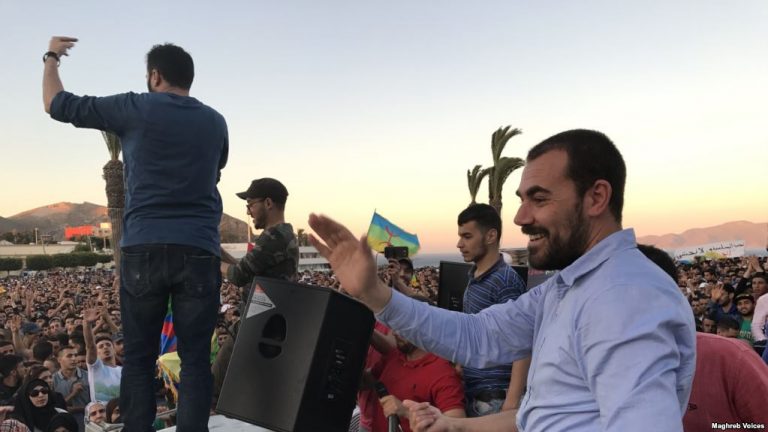 ناصر الزفزافي يلتئم لأول مرة مع زملائه المعتقلين في نفس الجناح ويواصل إضرابه  عن الطعام