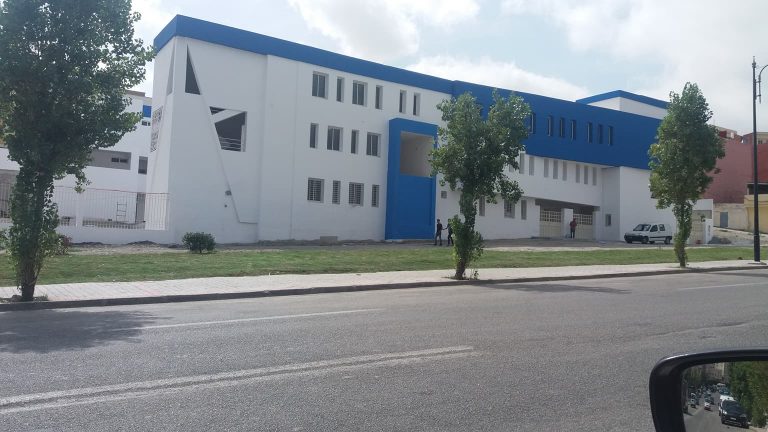 غياب المرافق الرياضية والأطر الإدارية الكافية.. هكذا افتتحت ثانوية ابن الزهر بطنجة أبوابها