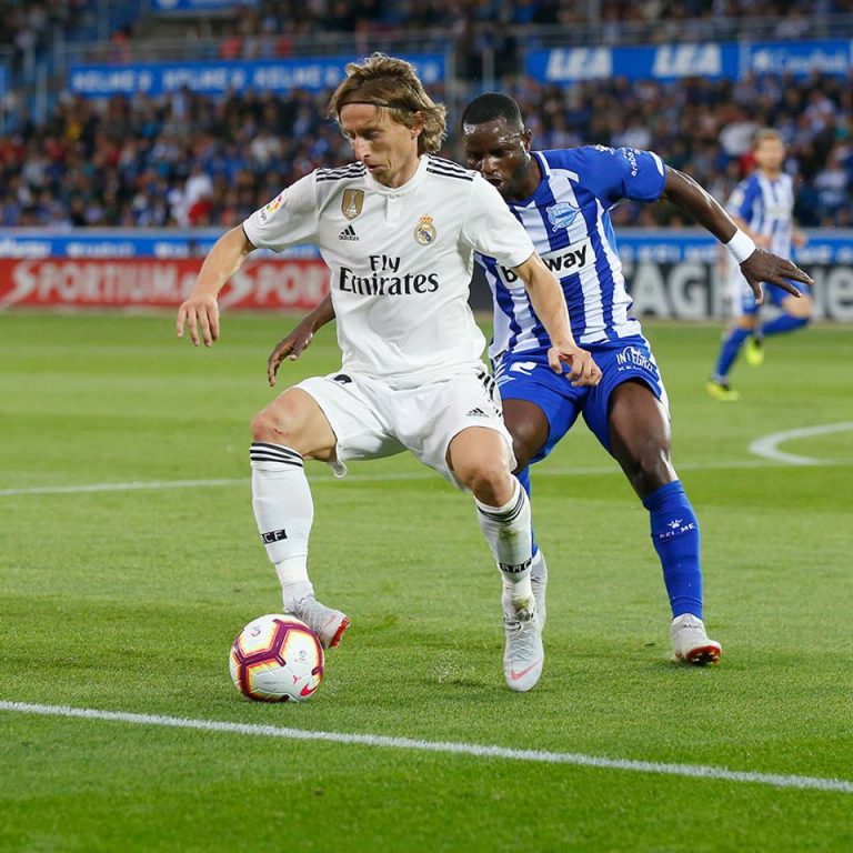 ألافيس يهزم ريال مدريد ويعمق جراحه
