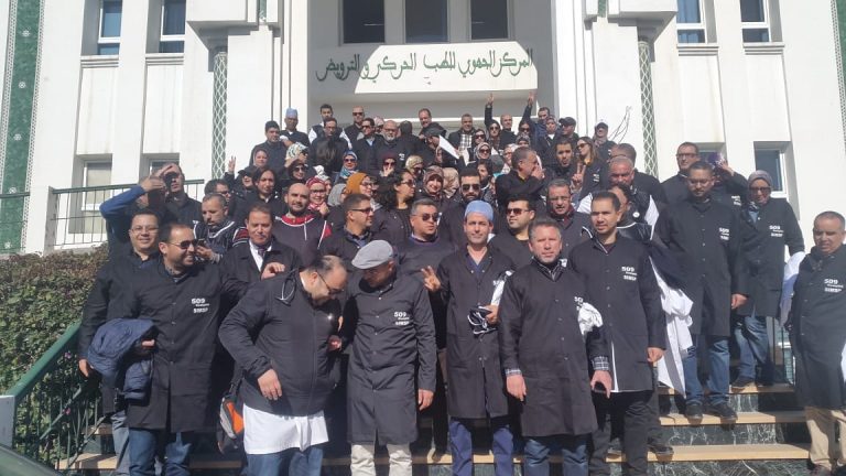الأطر الطبية بتطوان والمضيق تتوشح السواد احتجاجا على تردي أوضاع القطاع الصحي