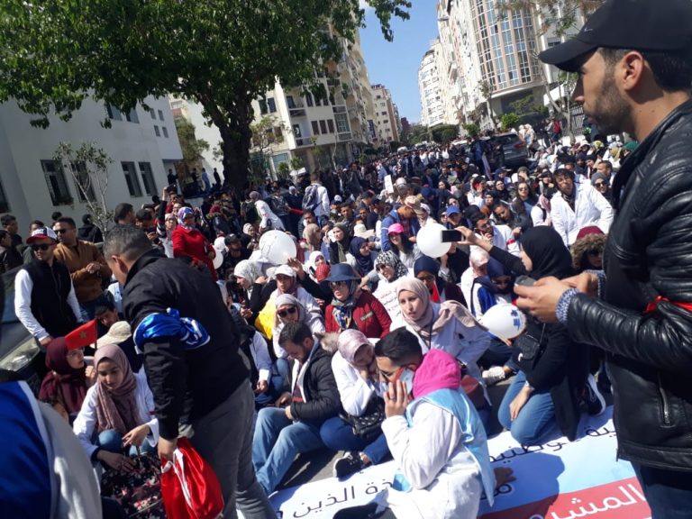 طنجة…الأساتذة المتعاقدين يرفعون شعار الشعب يريد اسقاط التعاقد