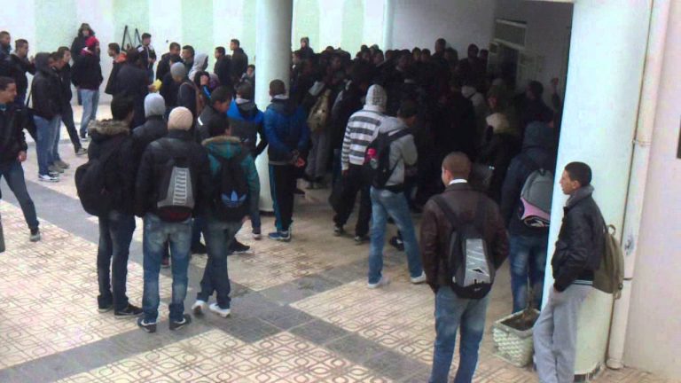 تلاميذ يرفعون شعار"واحد جوج ثلاثة أستاذ طلع شماتة" في وجه أستاذ لم يشارك في الإضراب 8 تلاميذ يرفعون شعار”واحد جوج ثلاثة أستاذ طلع شماتة” في وجه أستاذ لم يشارك في الإضراب