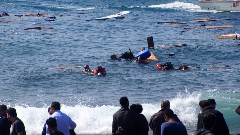 اسبانيا تنقذ 16 مهاجرا سريا بسواحل قادس