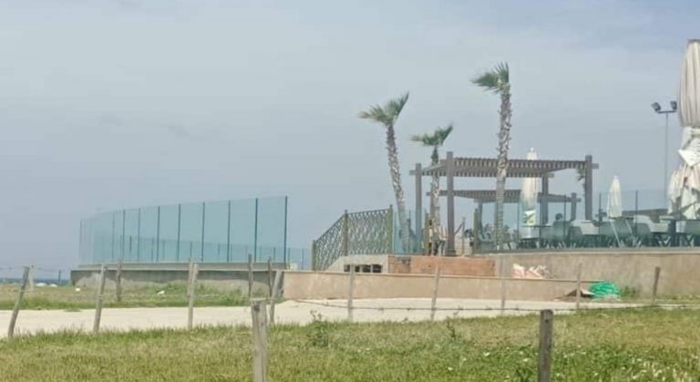 ترامي صاحب مقهى مشهور على الملك البحري بطنجة وصمت رهيب للسلطات
