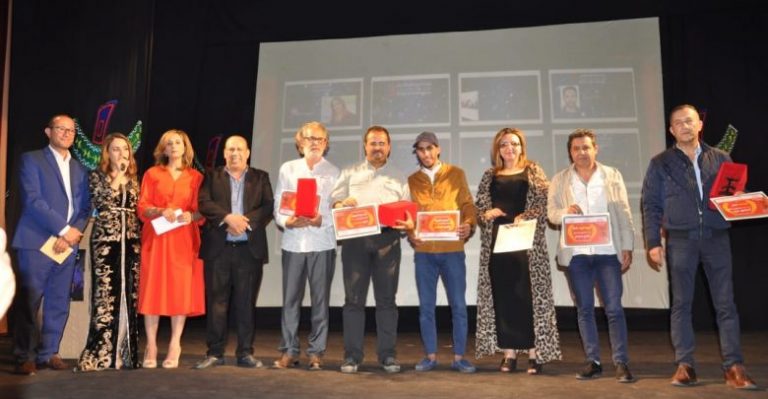 تطوان.. فيلم "المرشحون للإنتحار" يحصد جائزة مهرجان الفيلم الأمازيغي 8 تطوان.. فيلم “المرشحون للإنتحار” يحصد جائزة مهرجان الفيلم الأمازيغي