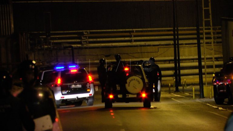 مواجهات عنيفة بميناء سبتة وتوقيف أزيد من 40 مغربيا + فيديو 4 مواجهات عنيفة بميناء سبتة وتوقيف أزيد من 40 مغربيا + فيديو