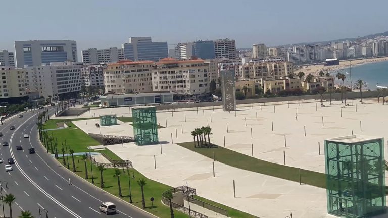 احتجاجات ونوم وسط الطريق خلال عملية تحرير كورنيش طنجة 2 احتجاجات ونوم وسط الطريق خلال عملية تحرير كورنيش طنجة