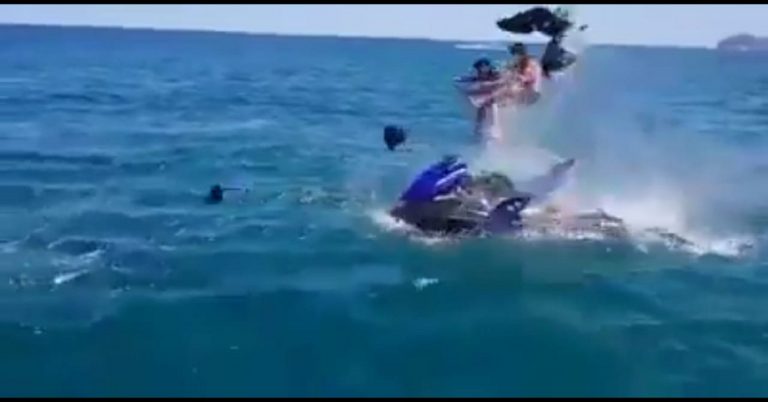 الجيت سكي يتسبب في مقتل فتاتين وسط البحر بعد انقلابه بهما 8 الجيت سكي يتسبب في مقتل فتاتين وسط البحر بعد انقلابه بهما