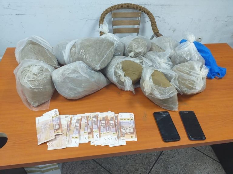 أمن تطوان يوقف شخصين بحي الباريو على صلة بترويج المخدرات 2 أمن تطوان يوقف شخصين بحي الباريو على صلة بترويج المخدرات