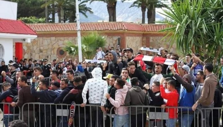 جماهير تطوان تعاني من أجل تذاكر كأس العرش.. وهذه رسالتهم للاعبين 6 جماهير تطوان تعاني من أجل تذاكر كأس العرش.. وهذه رسالتهم للاعبين