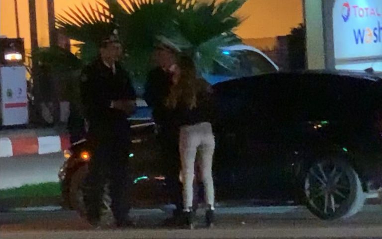 شرطة المرور بمرتيل توقع بسيارة BMW مزورة تقودها فنانة راب مشهورة