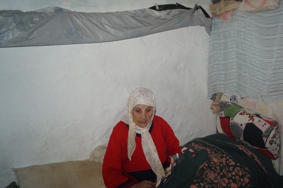 عجوز مغربية تتجرّع مرارة العيش في "كهف البؤساء" بمدينة وزان 5 عجوز مغربية تتجرّع مرارة العيش في “كهف البؤساء” بمدينة وزان