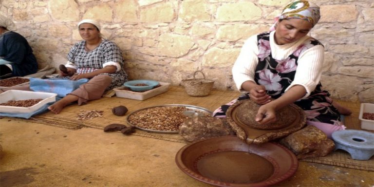 مغربيات يصنعن " الذهب السائل " مقابل أجر زهيد 1 مغربيات يصنعن ” الذهب السائل ” مقابل أجر زهيد