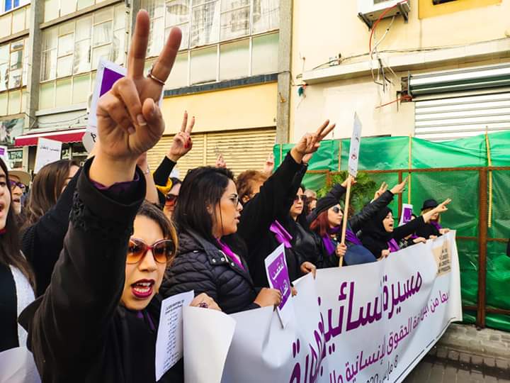 طنجة.. مسيرة نسائية تطالب بتجريم زواج القاصرات وتدافع عن حرية الجسد