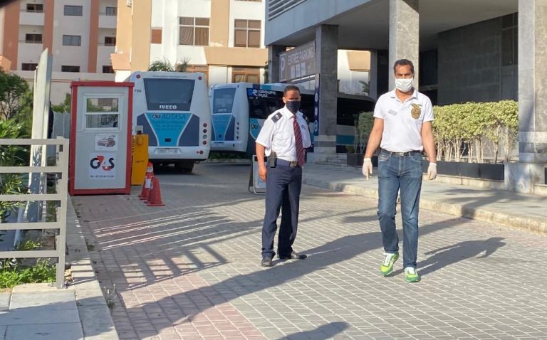 رغم إغلاق الحدود.. السلطات المغربية تسمح بنقل أطر "رونو" من باريس إلى طنجة 3 رغم إغلاق الحدود.. السلطات المغربية تسمح بنقل أطر “رونو” من باريس إلى طنجة