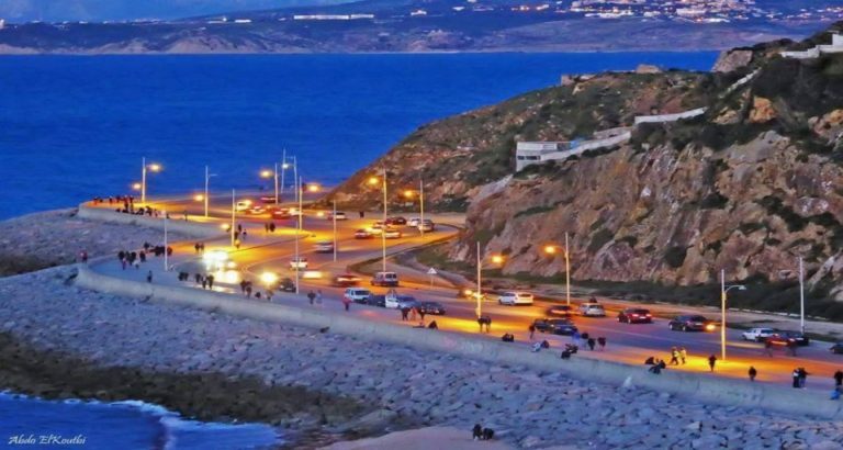 مواطنون يتهمون جماعة طنجة بحماية مصالح شركة لمواقف السيارات