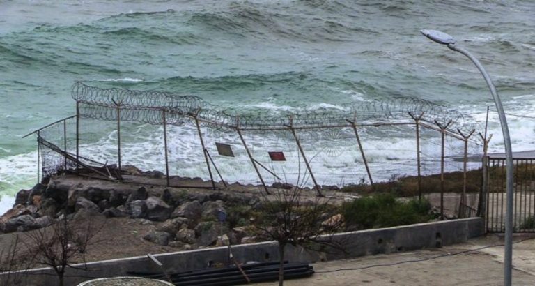 أربعة مغاربة بسبتة المحتلة يكسرون الحصار ويعودون للمغرب سباحة