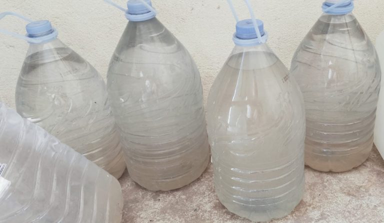 زايو ..نشطاء يتداولون صور "مياه شرب" ملوثة بالتراب وبلون غير مألوف 9 زايو ..نشطاء يتداولون صور “مياه شرب” ملوثة بالتراب وبلون غير مألوف