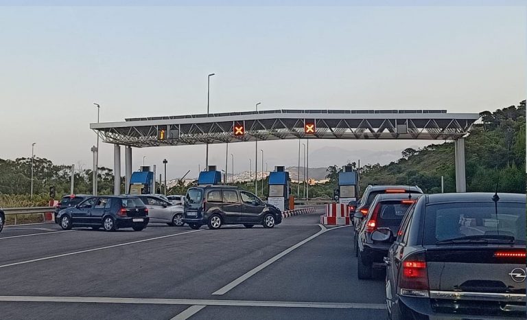الفوضى والاختناق عنوان لعشوائية تدبير الطريق السيار - الفنيدق تطوان 5 الفوضى والاختناق عنوان لعشوائية تدبير الطريق السيار – الفنيدق تطوان