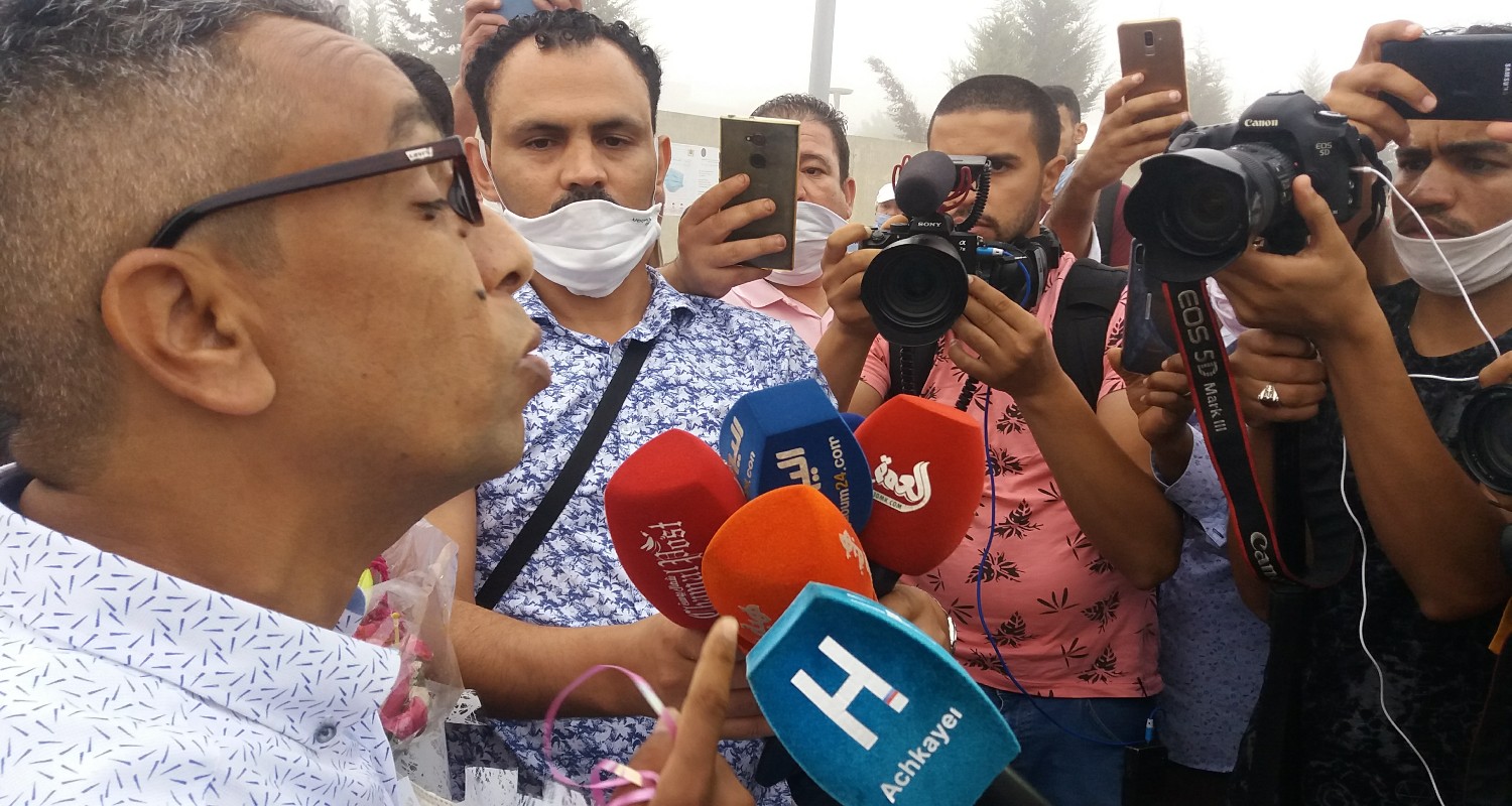 الزميل حميد المهداوي يعانق الحرية واستقبال كبير لحظة خروجه 1