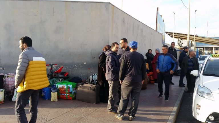 المغاربة العالقون بسبتة يكشفون معاناتهم ويطالبون بإعادتهم لبلادهم