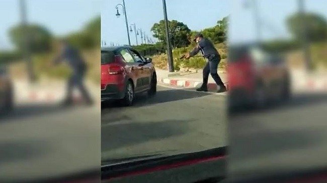 شرطي في طنجة يطلق الرصاص على سيارة سائق مسلح + فيديو 3 شرطي في طنجة يطلق الرصاص على سيارة سائق مسلح + فيديو