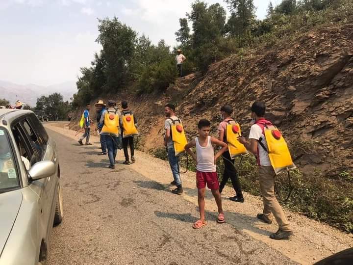 مواطنون ينضمون لحملة المساعدة في إخماد حريق غابة باب برد 7 مواطنون ينضمون لحملة المساعدة في إخماد حريق غابة باب برد