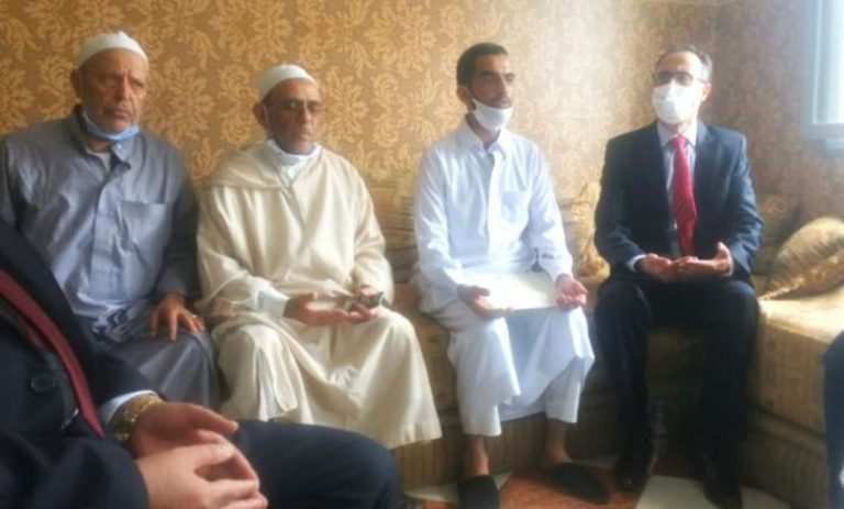 بعد تعزية الملك محمد السادس، وفد من وزارة العدل يزور أسرة “عدنان” لتقديم واجب العزاء