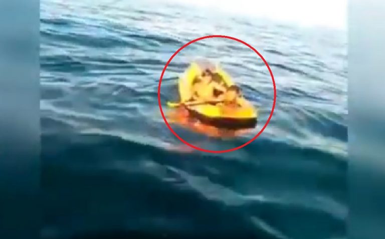 انقاذ طفلين حاولا الهجرة بحرا في قارب مطاطي صغير 10 انقاذ طفلين حاولا الهجرة بحرا في قارب مطاطي صغير