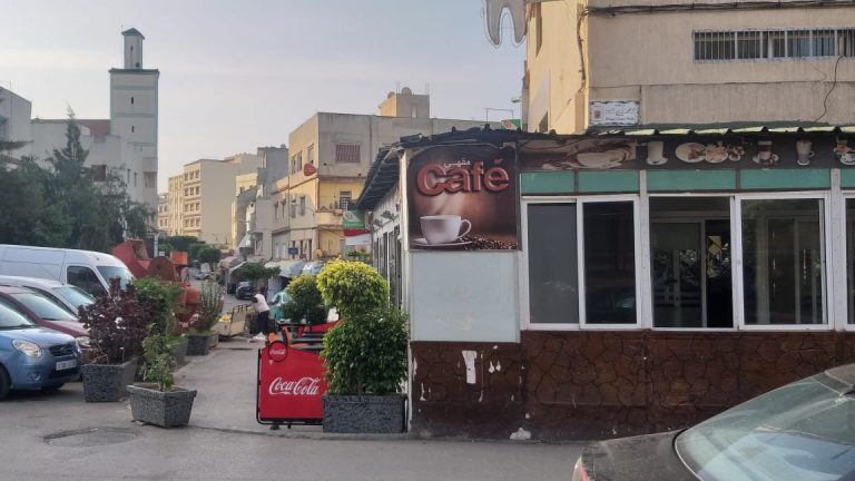 طنجة..مالك محلات تجارية يحتل الملك العمومي ويوظف “بلطجية” للاعتداء على الساكنة+صور