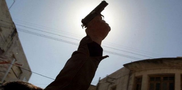 لهذه الأسباب عميد شرطة يشهر سلاحه بطنجة