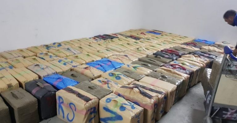 إحباط تهريب أطنان من الحشيش بميناء طنجة المتوسطي