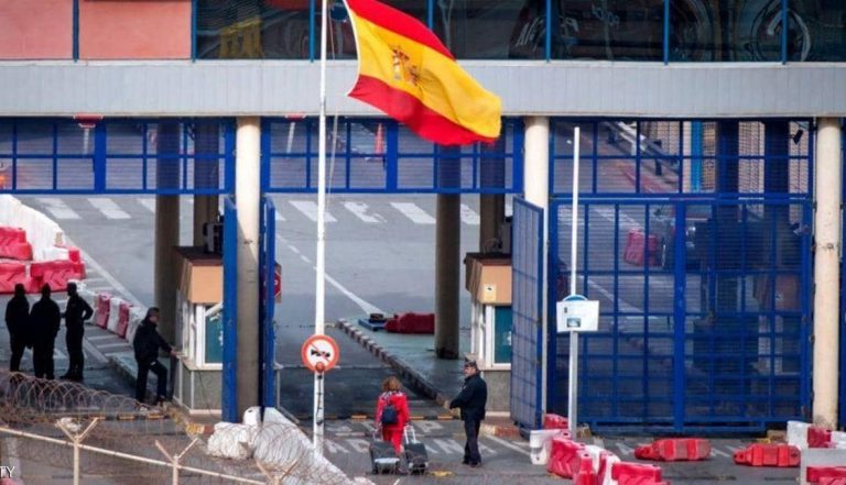 انتكاسة لمئات العمال المغاربة بسبتة ومليلية بعد تأجيل زيارة بيدرو صانشيز للمغرب