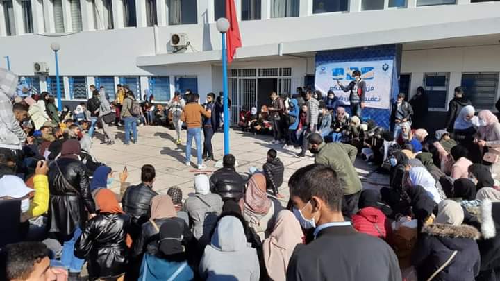 التأخر في صرف المنحة والتعليم عن بعد..يخرج طلبة كلية الحقوق بطنجة  للإحتجاج