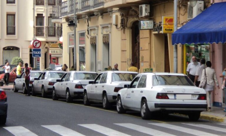 سائقو سيارات الأجرة بسبتة يخرجون للاحتجاج 3 سائقو سيارات الأجرة بسبتة يخرجون للاحتجاج