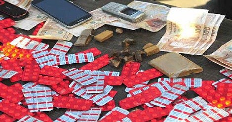 كان متجها لفاس..أمن طنجة يوقف ثلاثيني كان يستعد لـ"تهريب" ازيد من 720 قرص“ريفوتريل” 7 كان متجها لفاس..أمن طنجة يوقف ثلاثيني كان يستعد لـ”تهريب” ازيد من 720 قرص“ريفوتريل”