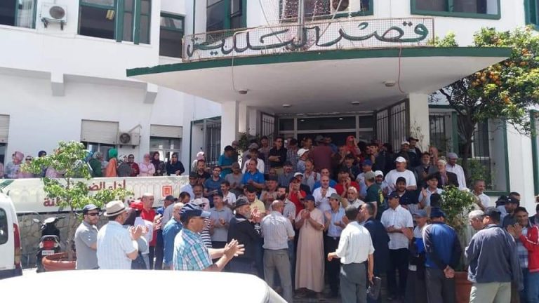 رئيس جماعة تطوان ينقلب على الموظفين المحرومين من الترقية