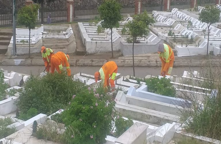في غياب مصالح الجماعة..عمالة تطوان تتدخل لإنقاذ المقبرة الإسلامية