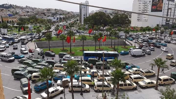 مهنيو سيارات الأجرة بطنجة يحتجون على قرار الحكومة 7 مهنيو سيارات الأجرة بطنجة يحتجون على قرار الحكومة