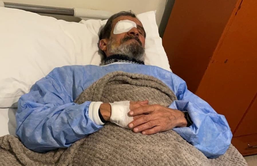 بعد خضوعه لعملية جراحية على العين..عمي ادريس يطمئن جمهوره